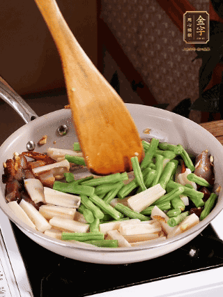 加少許生抽、蠔油、料酒、雞精調(diào)味，少許清水燜2分鐘，炒至豆角皺皮即可