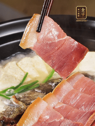 加入一丟丟鹽，撒點(diǎn)胡椒粉，蔥段點(diǎn)綴